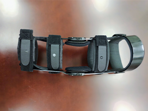 膝関節硬性装具